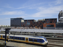 904440 Gezicht op de noordzijde van het Centraal Station te Utrecht, vanaf het Stadsplateau. Op de achtergrond het ...